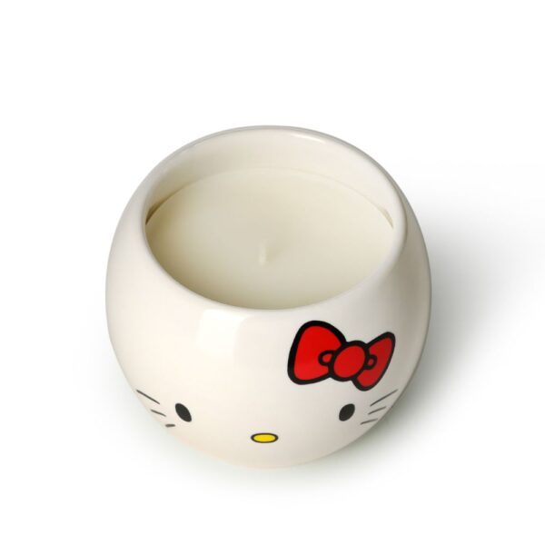 תמונה מלמעלה של נר עם פתיליה אחת