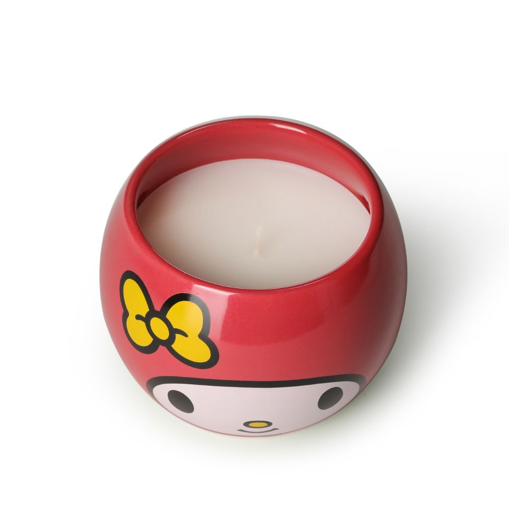 תמונה מלמעלה של נר עם פתיליה אחת