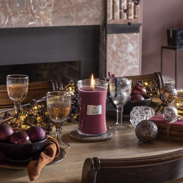 תמונה של נר דלוק עם פתיליה אחת