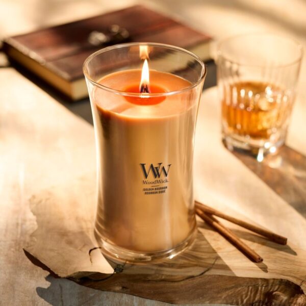 תמונה של נר דלוק עם פתיליה אחת